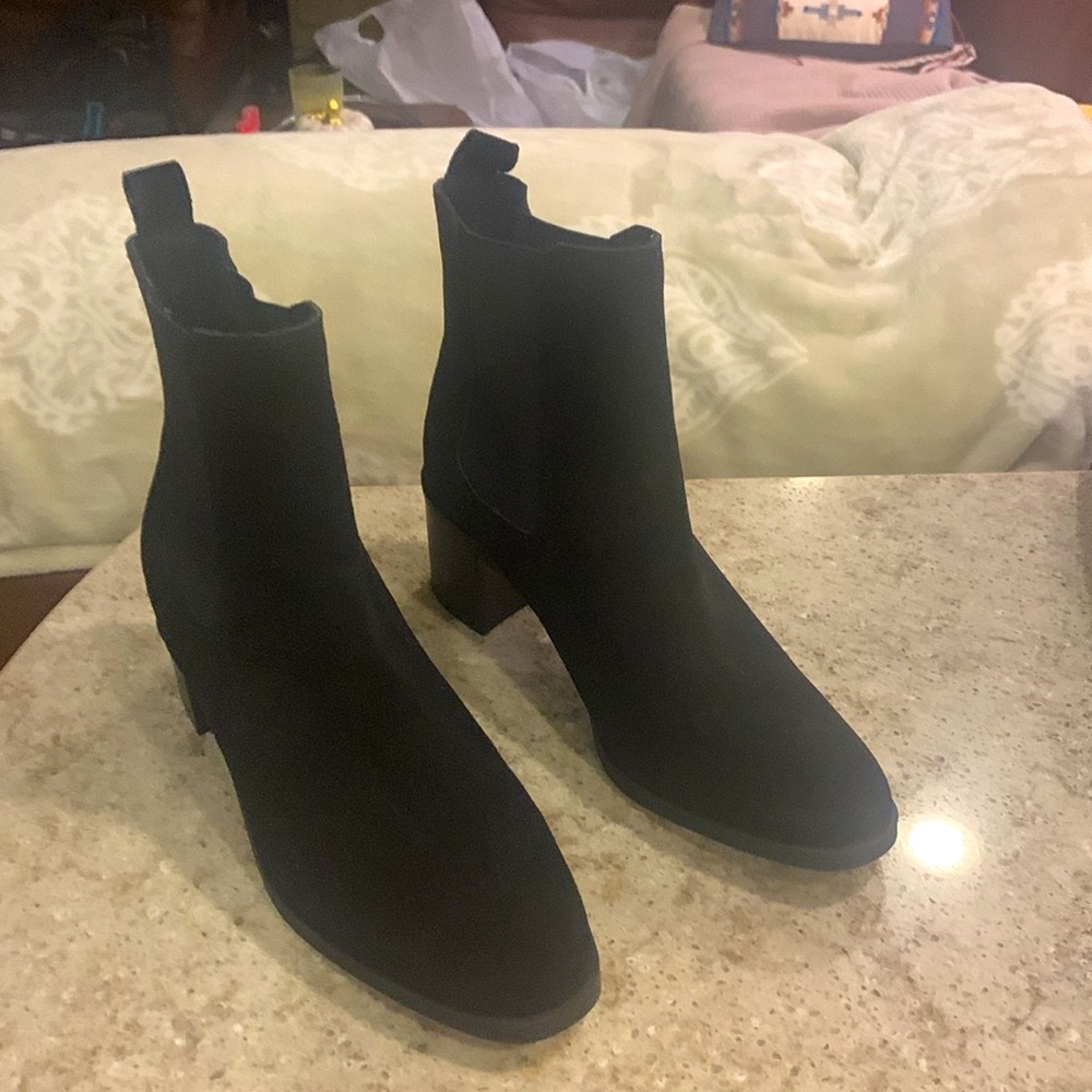 NWOT Steve Madden Rhiannon Chelsea Suede Black Boots Size 9